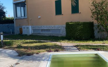 Fittasi appartamento ristrutturato ed arredato in zona LagoPatria-Ischitella