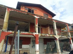 Vendesi fabbricato a Quarto